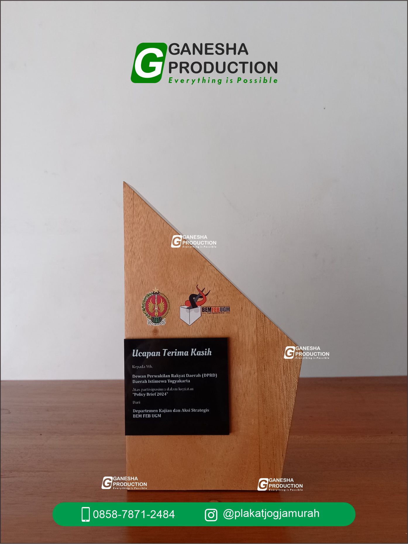 Plakat Kayu Aklirik Simpel Elegan